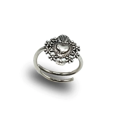 Anello in argento con cuore sacro e fiori